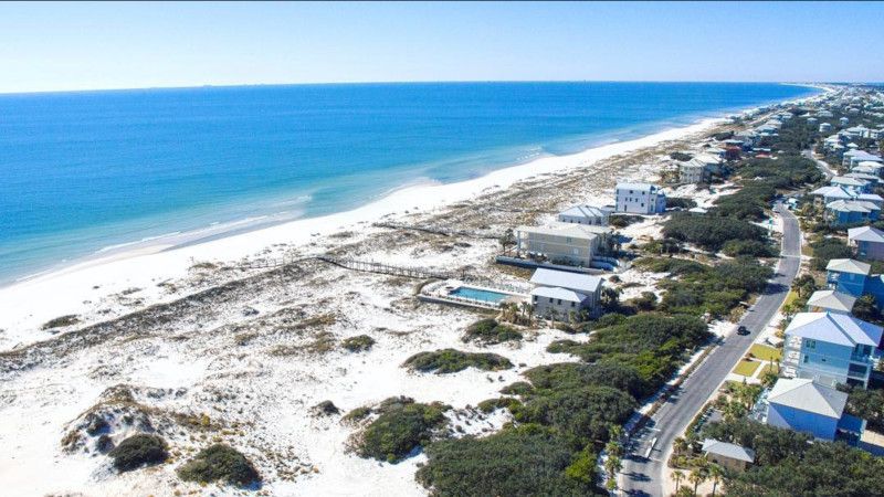 Image for the Tweet beginning: Current status: lounging on sugar-white