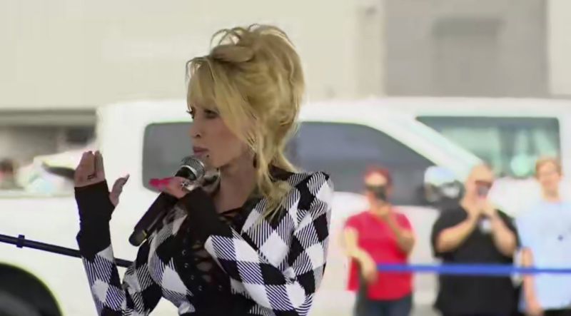 Image for the Tweet beginning: Dolly is here! She just