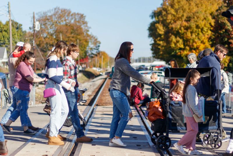 Image for the Tweet beginning: 🍂🛤️ With a classic car
