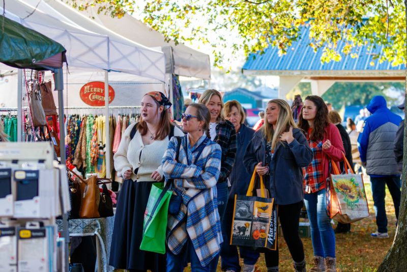 Image for the Tweet beginning: 🍂🛤️ With a classic car