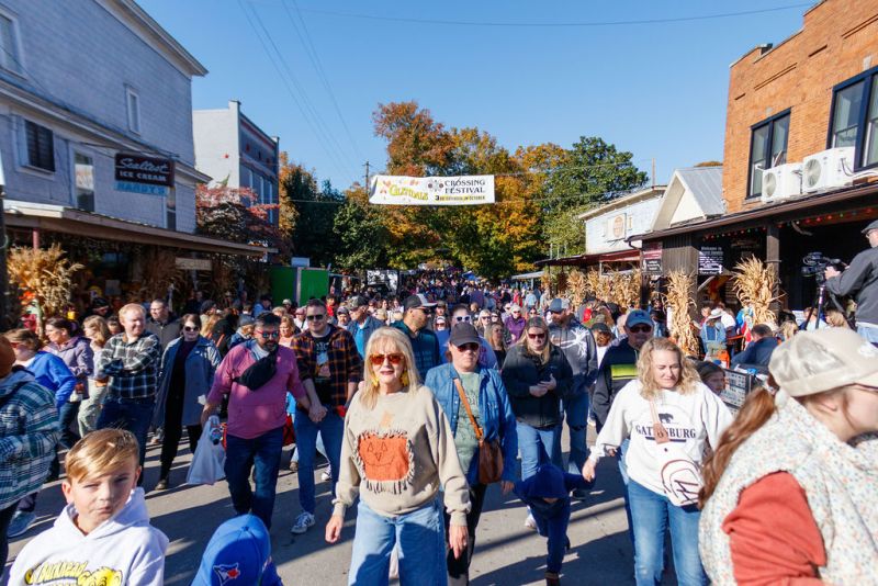 Image for the Tweet beginning: 🍂🛤️ With a classic car