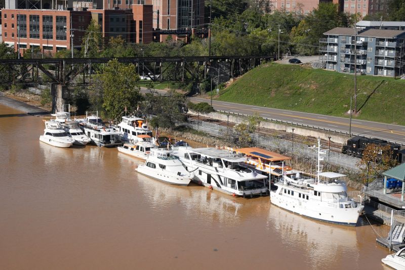 Image for the Tweet beginning: Tennessee River flows in downtown
